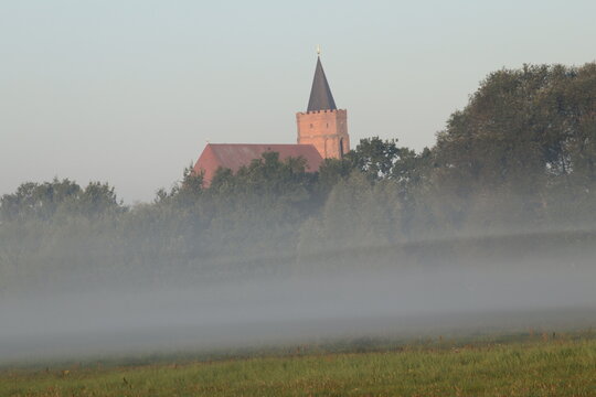 kirche, beeskow, nebel, natur, landschaftsonnenaufgang, sp&auml;tsommer
