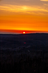 Obraz premium Sonnenuntergangstour durch den Nationalpark Harz auf die Achtermannshöhe bei Torfhaus - Niedersachsen - Deutschland