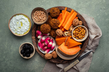plateau apéritif crudités, fromage, olives, noix, maïs, sauce, radis, carottes, raisin