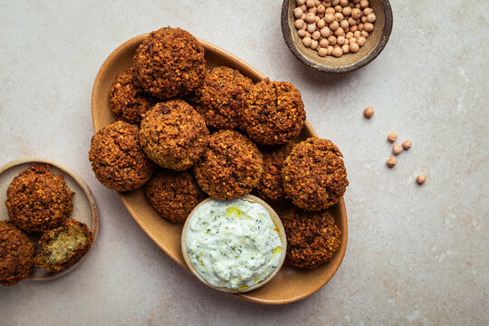 assiettes de falafels de pois chiches faits maison et sauce yaourt ciboulette