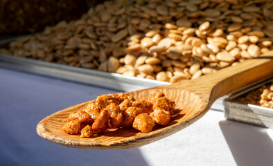 Caramelized cashew nuts