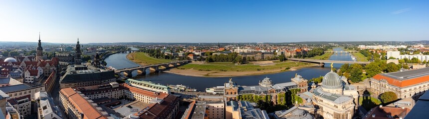 Obraz premium Panorama der Elbe in Dresden in Sachsen