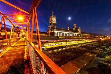 Obraz premium tower bridge and train station in Dunedin, New Zealand at night