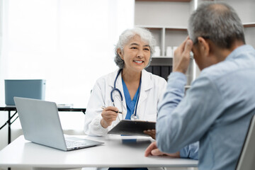 Obraz premium Stressed senior old patient are treated by a psychologist or psychiatrist in a psychiatric clinic or hospital. Patients reported symptoms of depression, stress, irritability, and life problems.