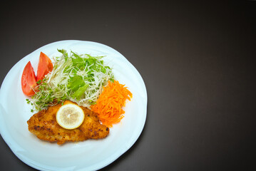 彩がきれいで美しい、洋風定食のようなチキンカツレツの晩ごはん