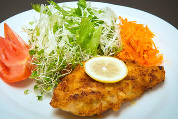 彩がきれいで美しい、洋風定食のようなチキンカツレツの晩ごはん