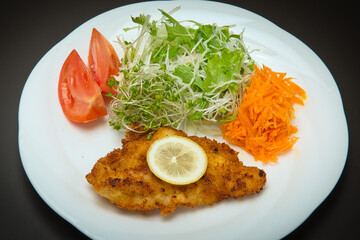 彩がきれいで美しい、洋風定食のようなチキンカツレツの晩ごはん