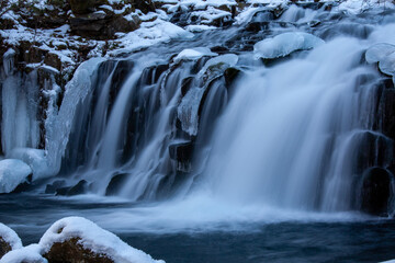 厳冬期に凍てつく滝の流れ1