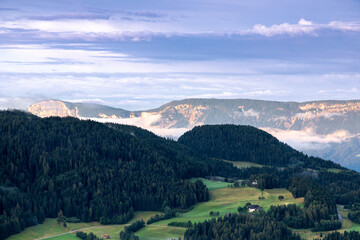 Fototapeta na wymiar Blick von Hafling ins Etschtal, Südtirol, im Morgenlicht