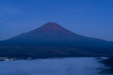 Naklejka premium 夜明け前の富士山