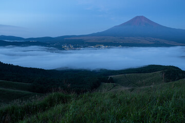 夜明け前の富士山