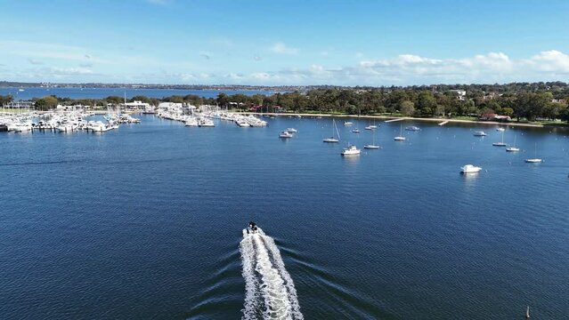 Wake boat returns to Matilda bay marina in Perth