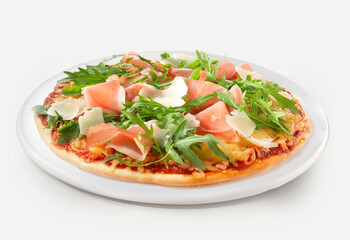  Pizza mit Raeucherschinken Rucola und Parmesanhobel auf weissem Porzellanteller, pizza, Parmesan, rucola