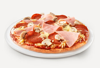  Pizza mit Salami Schinken und Champignons, Italien, Freisteller, Pizza auf Teller, Salamipizza, Pizzalieferdienst