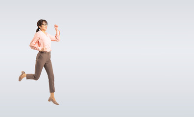 ジャンプするミドル女性（切り抜き背景透過PNGも販売しております。作成者リンクから「PNG」で検索してください）