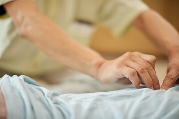 患者をマッサージ治療している医者の両手のアップ写真