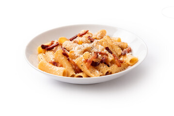Piatto di deliziosa tradizionale pasta alla gricia isolato su fondo bianco, cibo italiano 