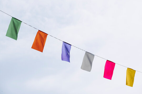 Guirlande d&eacute;corative avec des fanions color&eacute;s suspendue dans une rue en ville