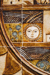 Sculpture en relief sur un mur - Décoration en céramique avec des motifs naturels