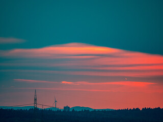 Sonnenuntergang über sanfter Hügelkette