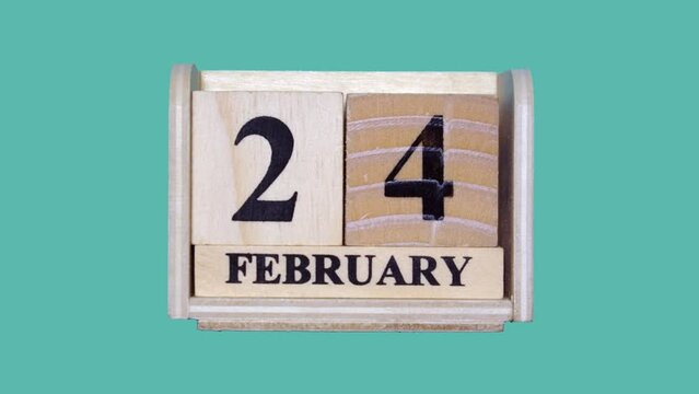 木製のカレンダーで閏年の2月29日から2月1日までをコマ撮りしたグリーンバックの動画