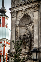 Obraz premium Beautiful antique statues on ancient buildings in the city.