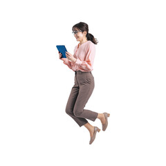 タブレットPCを使いながらジャンプするミドル女性 © metamorworks