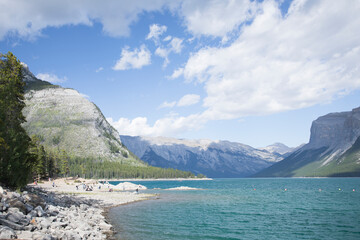 Obraz premium Beautiful view of Minnewanka Lake in Banff National Park in Canada