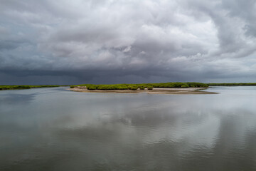 La lagune de Joal un jour d'orage au Sénégal en Afrique occidentale