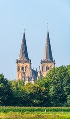Fototapeta na wymiar Zwillingstürme des Xantener Doms St. Viktor am linken Niederrhein