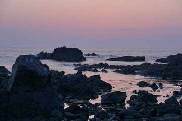 夕日に照らされる海岸
