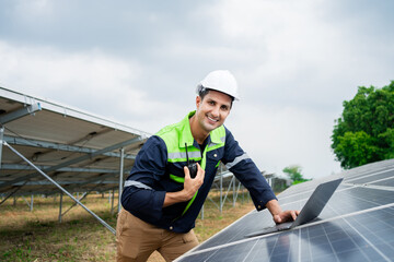 Obraz premium portrait Electrical engineer in a solar power plant photovoltaic alternative electric power. solar panels for solar energy in a power plant.
