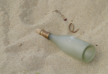砂浜と空きビン
