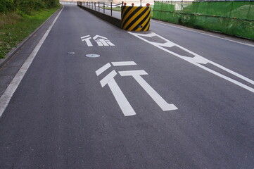 道路に書かれたはねが逆の徐行の文字