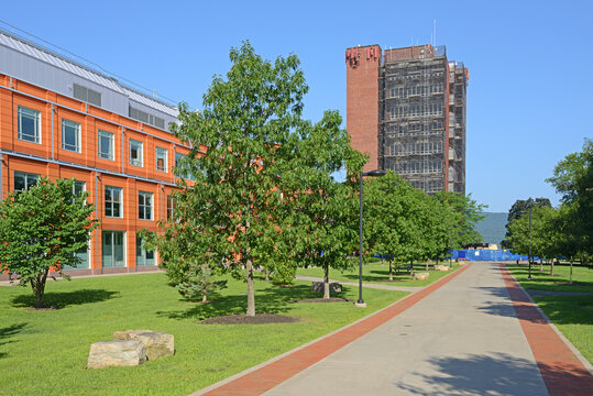 State University of New York at New Paltz (SUNY New Paltz). Wooster Science Building in park