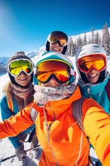 Poster Grupo de amigos haciendo snow en la montaña. Vertical. Selfie. © Carmen Martín J.