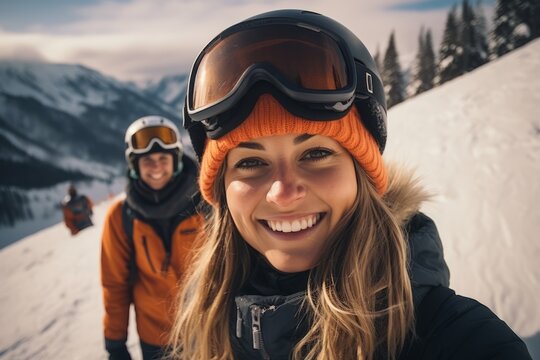 Amigas disfrutando de un d&iacute;a de invierno en la monta&ntilde;a nevada. 