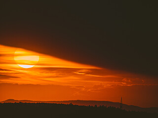 Sonnenuntergang über sanfter Hügelkette