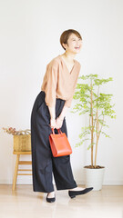 女性秋服のファッションコーディネート全身（縦向き）