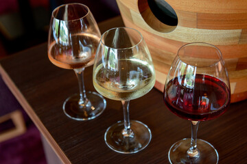 テーブルに置いたワイン、白ワイン、赤ワイン、ロゼ