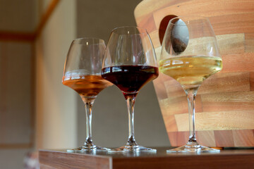 テーブルに置いたワイン、白ワイン、赤ワイン、ロゼ