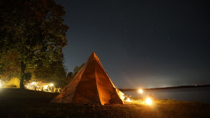 湖畔キャンプ夜の風景