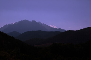 Silhouette mehrerer Berge und Gipfel in der Abenddämmerung