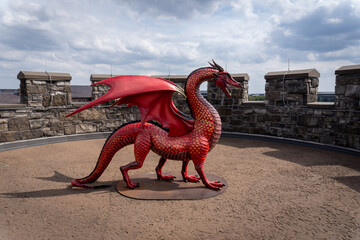 Naklejka premium Verona, Wisconsin: Epic Epic campus. Epic Systems Corporation healthcare software company. A red dragon at top of turret on the Fortress building on Wizards Academy campus. Castle. 
