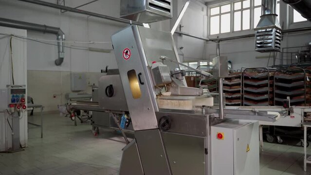 Production conveyor for slicing and packaging bread indoors. Mechanism for food production