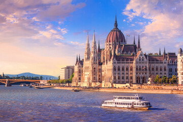 City summer landscape at sunset - view of the Hungarian Parliament Building and Danube river in the historical center of Budapest, Hungary - obrazy, fototapety, plakaty