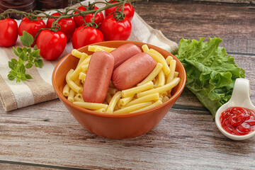 Mini sausages with pasta macheroni