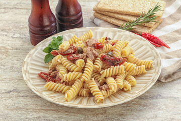 Pasta with tuna and tomato