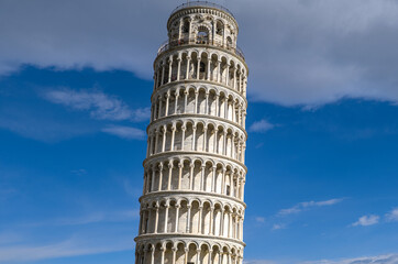Leaning tower of Pisa at noon with sky and clouds in background