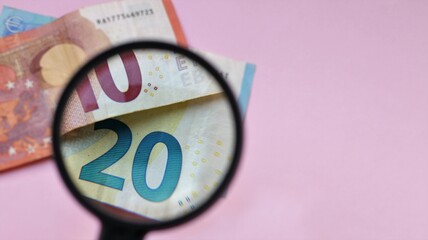dos billetes de euro vistos con lupa